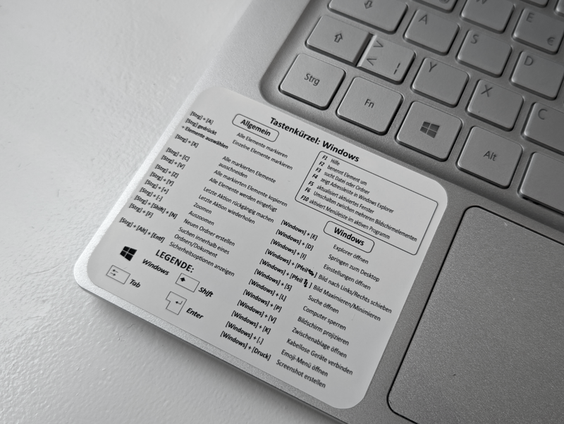 Der abwaschbare Aufkleber zeigt die nützlichsten deutschen Tastenkürzel für Windows. Der Aufkleber ist in transparent, schwarz oder weiß erhältlich.&nbsp;
