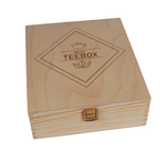 Die Teekiste aus Holz mit 9 Fächern ist ideal für alle Teeliebhaber. Die Holzkiste ist auf der Außenseite mit "Meine Teebox" graviert, das Wort Meine lässt sich auf Wunsch auch personalisieren mit deinem Namen. 
