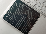 Der abwaschbare Aufkleber zeigt die nützlichsten deutschen Tastenkürzel für Windows. Der Aufkleber ist in transparent, schwarz oder weiß erhältlich.&nbsp;