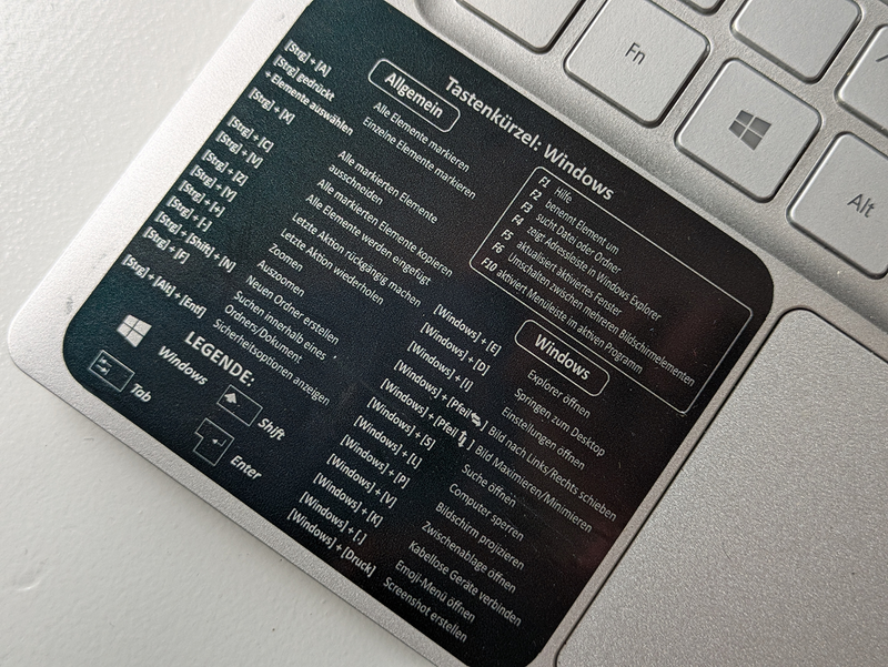 Der abwaschbare Aufkleber zeigt die nützlichsten deutschen Tastenkürzel für Windows. Der Aufkleber ist in transparent, schwarz oder weiß erhältlich.&nbsp;