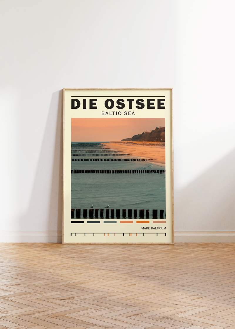 Erleben Sie die ruhige Schönheit der Ostsee mit unserem hochwertigen Poster, das einen malerischen Strand beim Sonnenuntergang einfängt. 