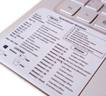 Der abwaschbare Aufkleber zeigt die nützlichsten deutschen Tastenkürzel für Windows. Der Aufkleber ist in transparent, schwarz oder weiß erhältlich.&nbsp;