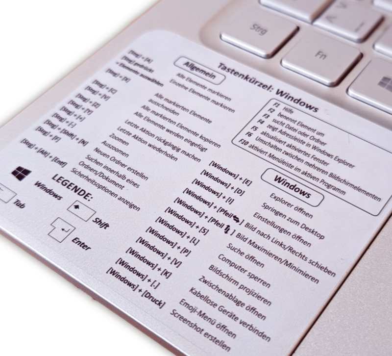 Der abwaschbare Aufkleber zeigt die nützlichsten deutschen Tastenkürzel für Windows. Der Aufkleber ist in transparent, schwarz oder weiß erhältlich.&nbsp;