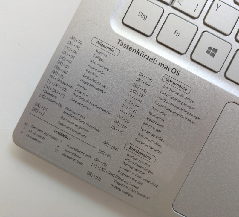 Der abwaschbare Aufkleber zeigt die nützlichsten deutschen Tastenkürzel für MacOS.