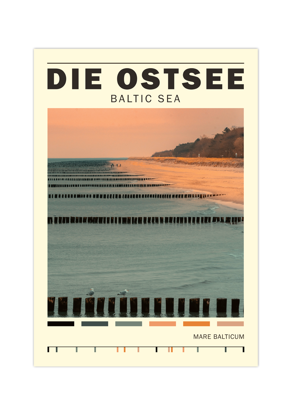 Erleben Sie die ruhige Schönheit der Ostsee mit unserem hochwertigen Poster, das einen malerischen Strand beim Sonnenuntergang einfängt. 