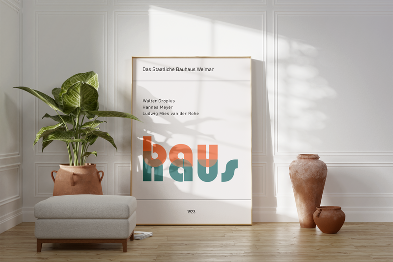 Dieses Bauhaus Poster zeigt dir das Wort Bauhaus und die drei Direktoren Walter Gropius, Hannes Meyer und Ludwig Mies van der Rohe in Blau und Orange.