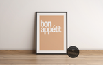 Das Küchenposter zeigt das Wort Bon Appétit in verschiedenen Vintagefarben wie Lachs, Grün, Blau oder Rotbraun. Das minimalistische Bild passt in jede modern gestaltete Küche.