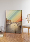Dieses Poster zeigt ein Foto eines Kanals in Venedig, Italien. Das Poster im Vintagedesign hat als Hintergrund einen Regenbogen.