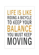 Dieses Poster zeigt dir einen motivierenden Spruch Albert Einsteins. Der Spruch lautet "Life is like riding a bicycle. To keep your balance, you must keep moving.".